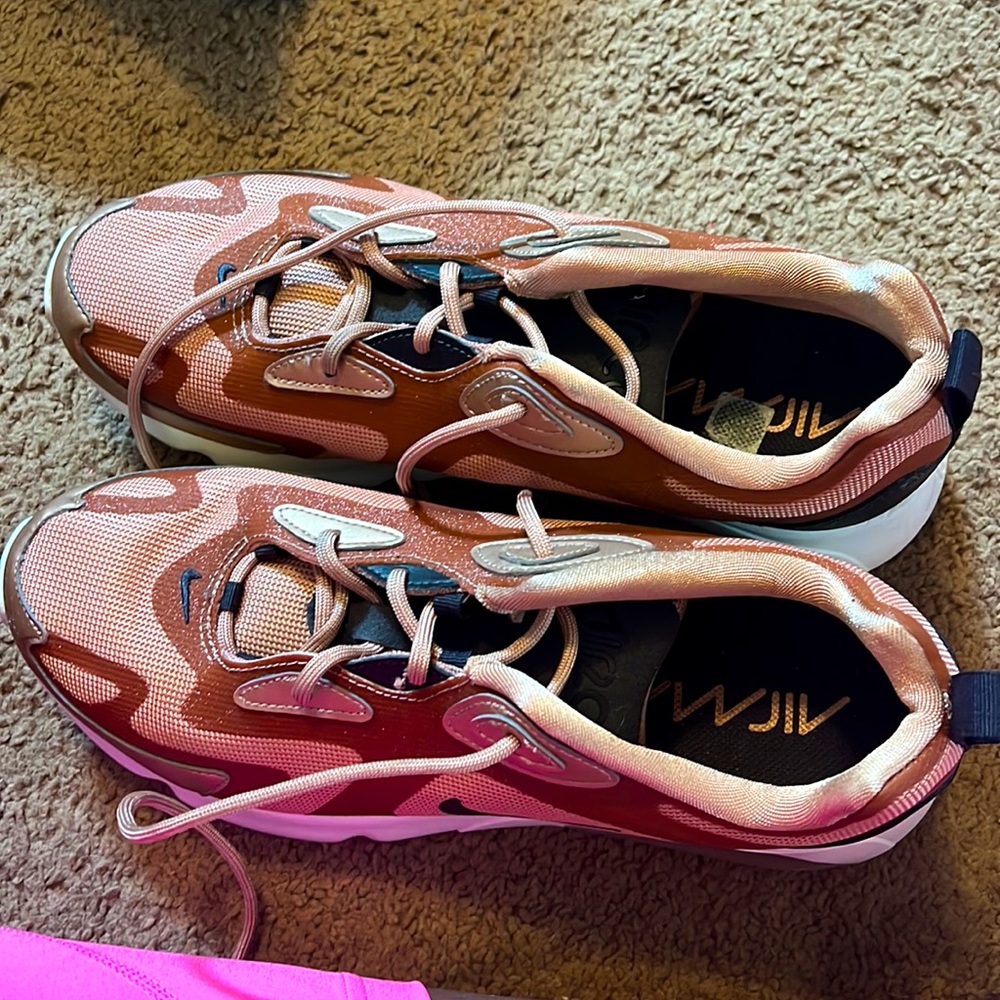 NIKE AIR MAX — PINK COLORWAY